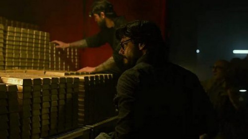 The professor with the gold in "Money Heist" TV show