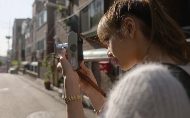 Lisa photographing Rosé in BLACKPINK documentary "Light up the Sky"