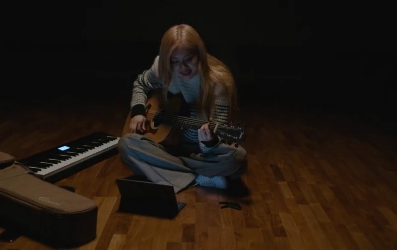 Rosé playing her guitar in "Light up the Sky" BLACKPINK documentary